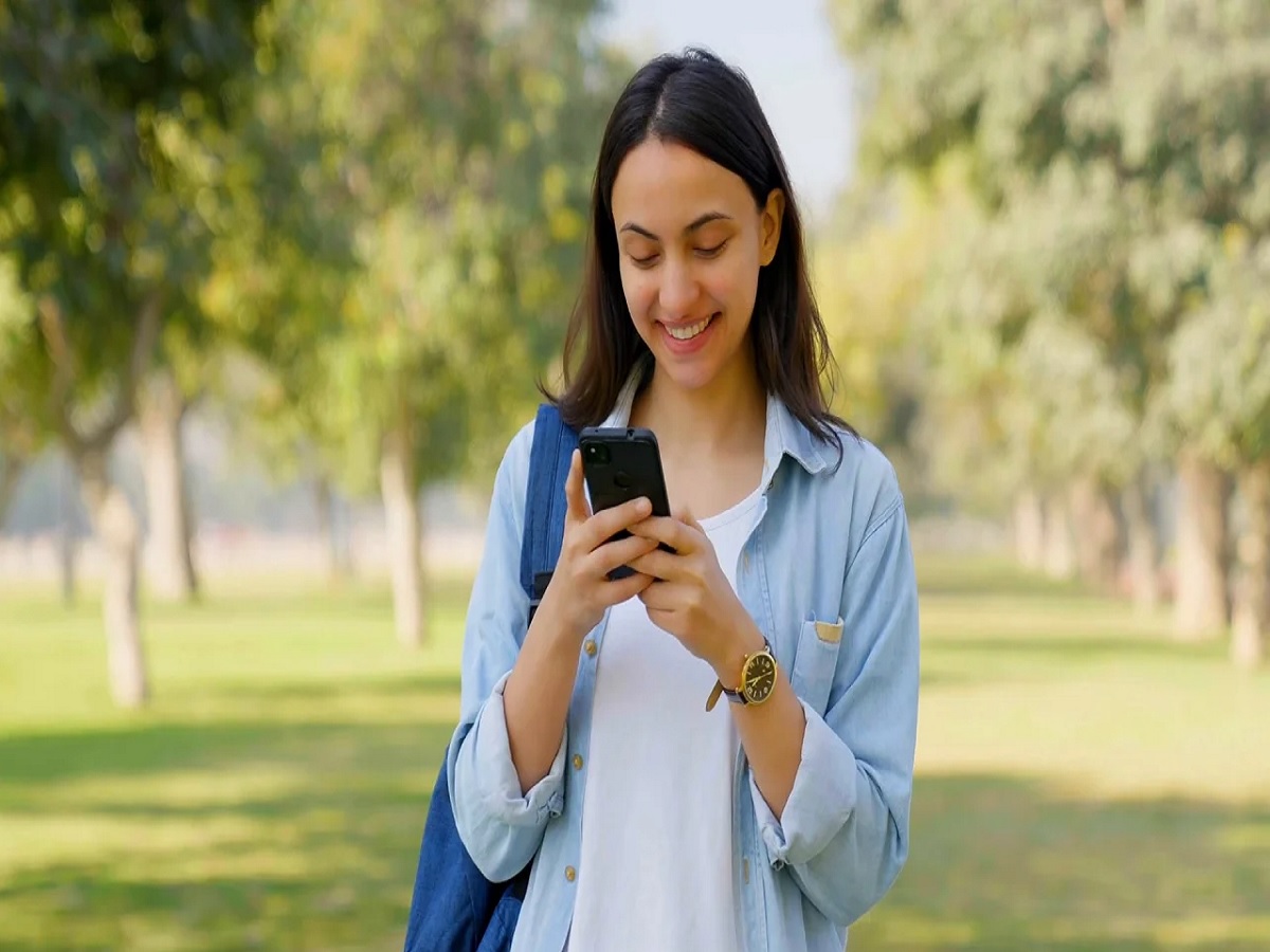 Jio, VI, Airtel ला मोठा धक्का; अवघ्या 1 रुपयात अमर्यादित कॉल, 2GB डेटा आणि 100 SMS! Jio, VI, Airtel ला मोठा धक्का; अवघ्या 1 रुपयात अमर्यादित कॉल, 2GB डेटा आणि 100 SMS!