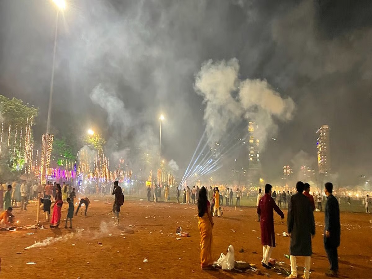 शिवाजी पार्कमध्ये फटाके फोडणाऱ्यांवर कारवाई होणार? पोलीस ठाण्यात रहिवाशांची लेखी तक्रार शिवाजी पार्कमध्ये फटाके फोडणाऱ्यांवर कारवाई होणार? पोलीस ठाण्यात रहिवाशांची लेखी तक्रार