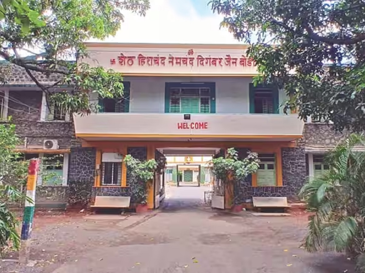 पुणे - जैन बोर्डिंग प्रकरणात दणका! 3 एकर जागा हडपण्याचा डाव फसला, धर्मादाय आयुक्तांचा मोठा आदेश पुणे - जैन बोर्डिंग प्रकरणात दणका! 3 एकर जागा हडपण्याचा डाव फसला, धर्मादाय आयुक्तांचा मोठा आदेश