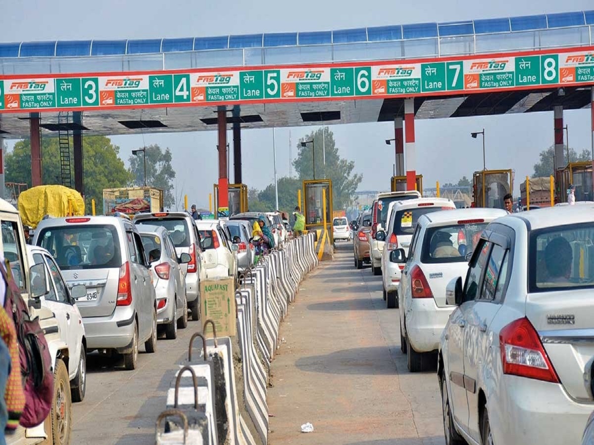 Toll Plaza मालक प्रत्येक तासाला किती रुपये कमावतात? रक्कमेचा आकडा ऐकून बसेल धक्का! Toll Plaza मालक प्रत्येक तासाला किती रुपये कमावतात? रक्कमेचा आकडा ऐकून बसेल धक्का!