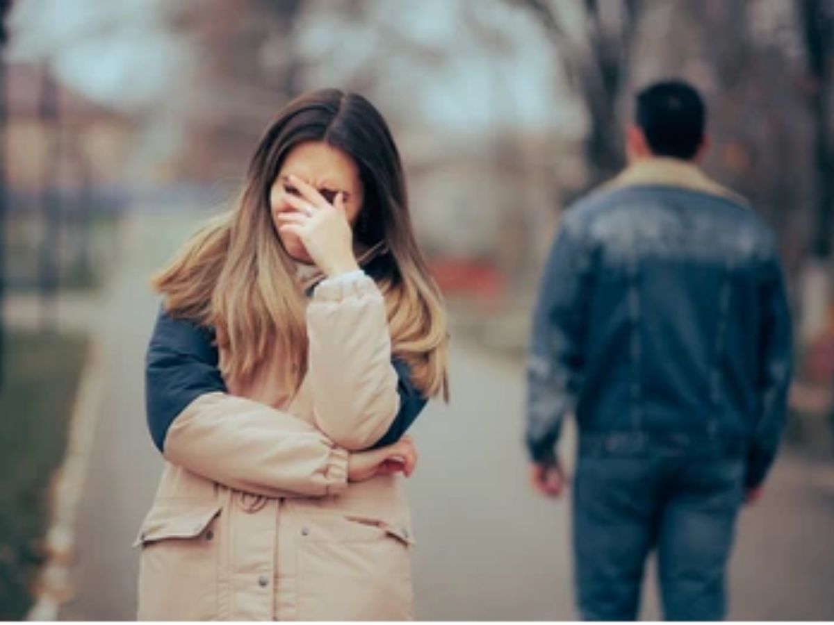 'ही' 5 टॉक्सिक वाक्य तुमच्या Love Life मध्ये आणतात दुरावा 'ही' 5 टॉक्सिक वाक्य तुमच्या Love Life मध्ये आणतात दुरावा