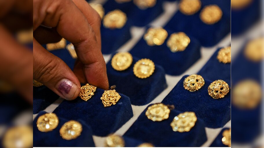 Gold Rate: सततच्या घसरणीनंतर आज काय आहेत सोन्याचे भाव? वाचा 18,22,24 कॅरेटचे भाव