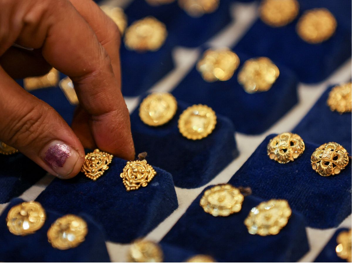 Gold Rate: सततच्या घसरणीनंतर आज काय आहेत सोन्याचे भाव? वाचा 18,22,24 कॅरेटचे भाव Gold Rate: सततच्या घसरणीनंतर आज काय आहेत सोन्याचे भाव? वाचा 18,22,24 कॅरेटचे भाव