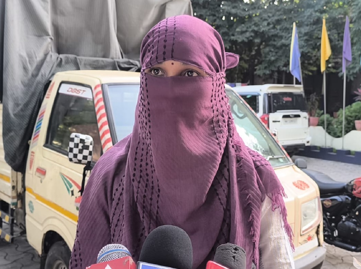 फलटणनंतर सोलापुरात धक्कादायक प्रकार! 10 जणांकडून महिला कर्मचाऱ्याचा लैंगिक छळ, आत्महत्या करणार इतक्यात... फलटणनंतर सोलापुरात धक्कादायक प्रकार! 10 जणांकडून महिला कर्मचाऱ्याचा लैंगिक छळ, आत्महत्या करणार इतक्यात...