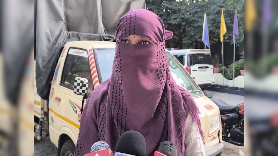 फलटणनंतर सोलापुरात धक्कादायक प्रकार! 10 जणांकडून महिला कर्मचाऱ्याचा लैंगिक छळ, आत्महत्या करणार इतक्यात...