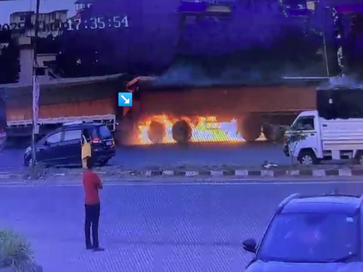 पुणे – आगीने वेढलेला कंटेनर रस्त्यावर धावत होता, अपघाताचं धक्कादायक CCTV आलं समोर