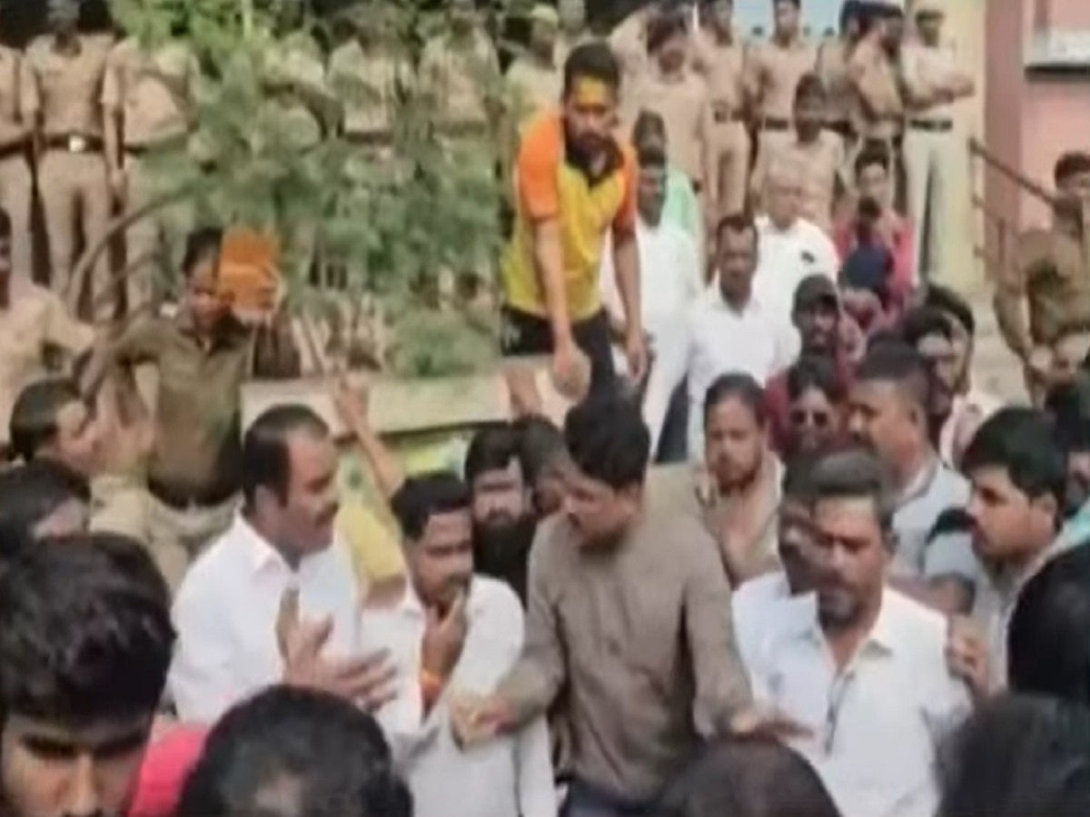 ज्याची भीती होती तेच घडलं! सांगलीत ईव्हीएम स्ट्राँग रूमसमोर तुफान राडा, राष्ट्रवादी SP कडून आंदोलन