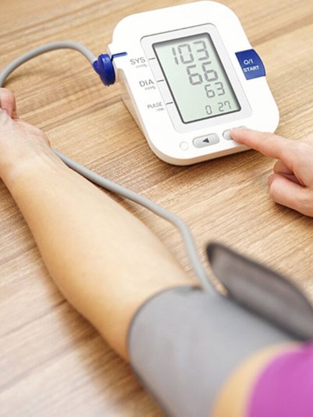 हिवाळ्यात हाय ब्लडप्रेशरच्या रुग्णांनी काय खाणं टाळायला हवं?