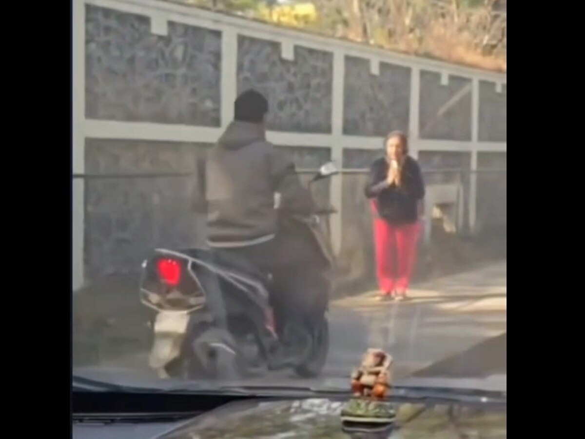 ‘या तुमची आरती ओवाळते’,वाहतूक पोलिसांनाही नाही जमलं ते पुणेकर महिलेने केलंय; VIDEOची संपूर्ण महाराष्ट्रात होतेय चर्चा!