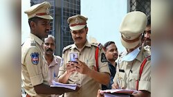 डोक्यावर 10 वेळा वार, घरात रक्ताचा सडा; महिलेने कु-हाडीने केले पतीचे तुकडे; मुलाला शोधायला पोलिसांनी रुम उघडली तर आत....