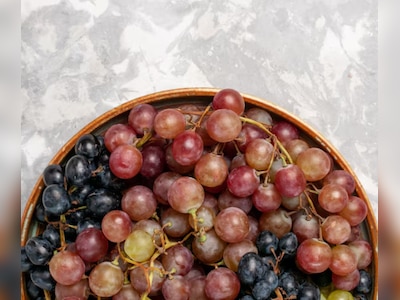 12 grapes under the table ritual Social Media Trend | हा '12 ग्रेप्स अंडर द  टेबल रिच्युल'चा विषय नेमका आहे तरी काय, असे केल्यास पुढील वर्ष सुखाचे जाईल  का? जाणून घ्या ...