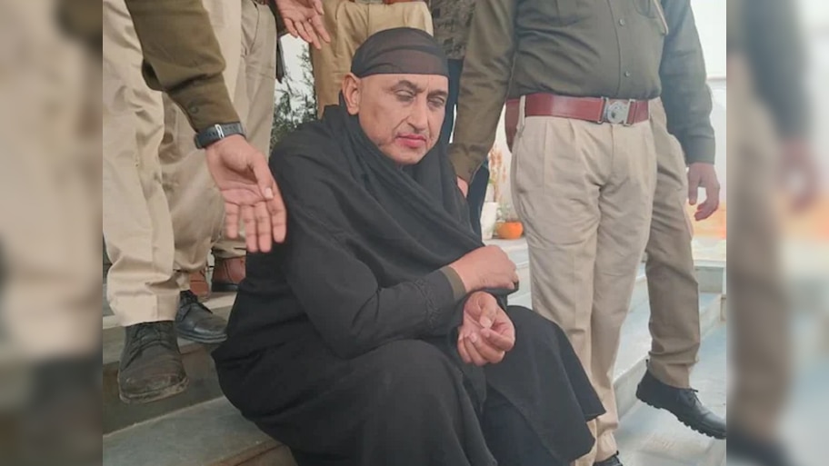 पोलीस कॉन्स्टेबल महिलेच्या वेशात कोर्टात पोहोचला, ओळख पटल्यानंतर सहकारी अधिकाऱ्यांनीच ठोकल्या बेड्या, कारण...