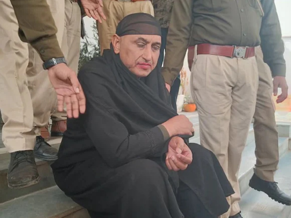 पोलीस कॉन्स्टेबल महिलेच्या वेशात कोर्टात पोहोचला, ओळख पटल्यानंतर सहकारी अधिकाऱ्यांनीच ठोकल्या बेड्या, कारण... पोलीस कॉन्स्टेबल महिलेच्या वेशात कोर्टात पोहोचला, ओळख पटल्यानंतर सहकारी अधिकाऱ्यांनीच ठोकल्या बेड्या, कारण...