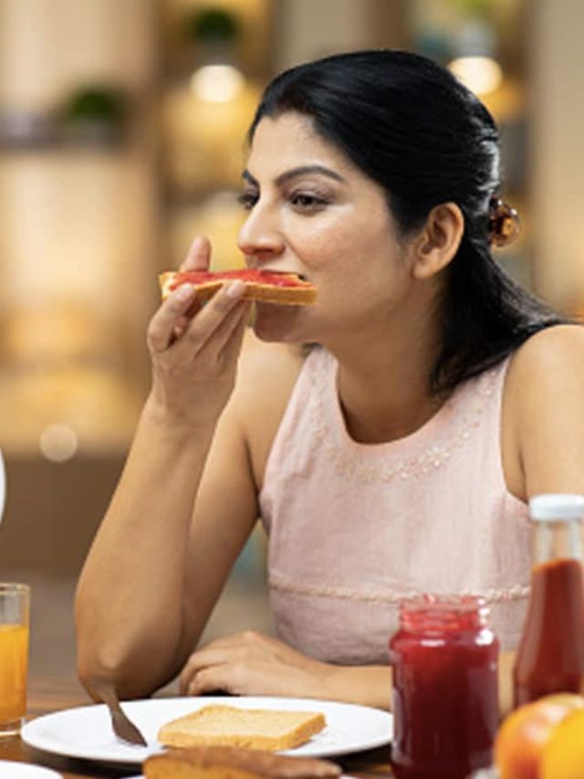 सकाळी उठल्यावर नाश्त्यात काय खाऊ नये? 