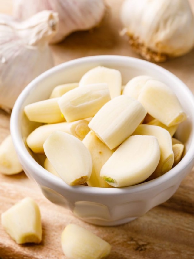 How to peel garlic clove in seconds with smart trick kitchen tips
