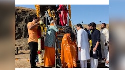 Photo: राज ठाकरे चालत रायगडावर पोहोचले! शिवरायांसमोर नतमस्तक होऊन आजच्या खास दिवशी महाराजांना केलं अभिवादन