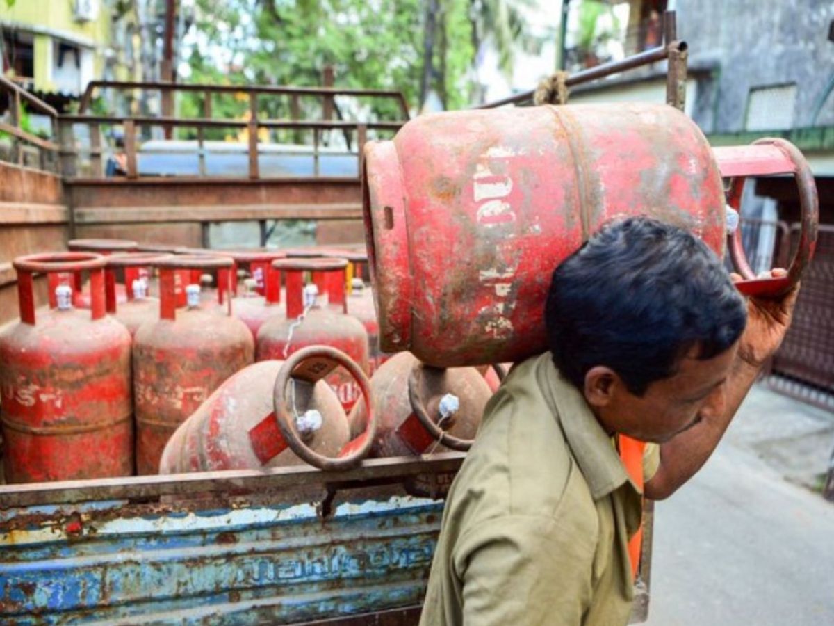 'सरेंडर दे सिलेंडर!' देशात सिलिंडरच्या तुटवड्यावरून विरोधकांनी केंद्र सरकारला केलं लक्ष्य