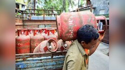 'सरेंडर दे सिलेंडर!' देशात सिलिंडरच्या तुटवड्यावरून विरोधकांनी केंद्र सरकारला केलं लक्ष्य
