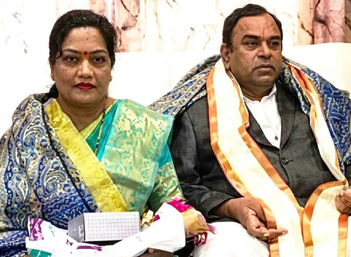 'माझ्या पतीने केलेले गुन्हे...', अशोक खरातच्या पत्नीने कोर्टात सगळंच सांगितलं; 'ते पती ऑपरेट करत होते' 'माझ्या पतीने केलेले गुन्हे...', अशोक खरातच्या पत्नीने कोर्टात सगळंच सांगितलं; 'ते पती ऑपरेट करत होते'