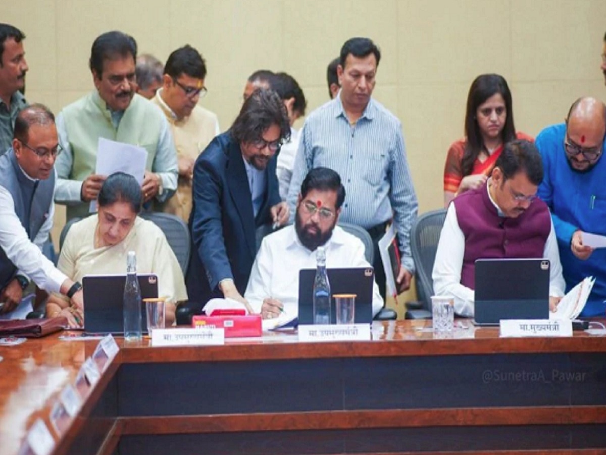 मंत्रिमंडळ बैठकीत तीन महत्त्वाच्या निर्णयांवर शिक्कामोर्तब! सोलापूर आणि धाराशिवसंदर्भात मोठा निर्णय मंत्रिमंडळ बैठकीत तीन महत्त्वाच्या निर्णयांवर शिक्कामोर्तब! सोलापूर आणि धाराशिवसंदर्भात मोठा निर्णय