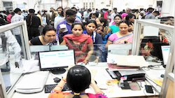 RBI कडून 5 दिवसात 5 बड्या बँकांवर मोठी कारवाई, तुमच्यावर काय परिणाम?