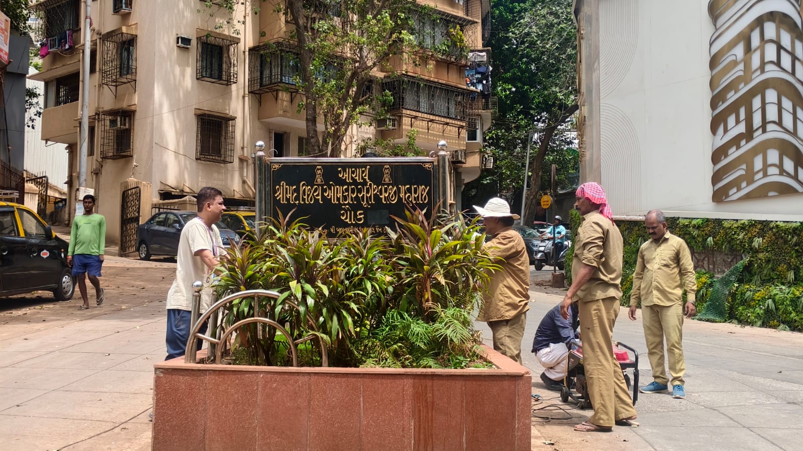 Big Action On Gujarati Signboards in Malabar Hill after MNS Complaint