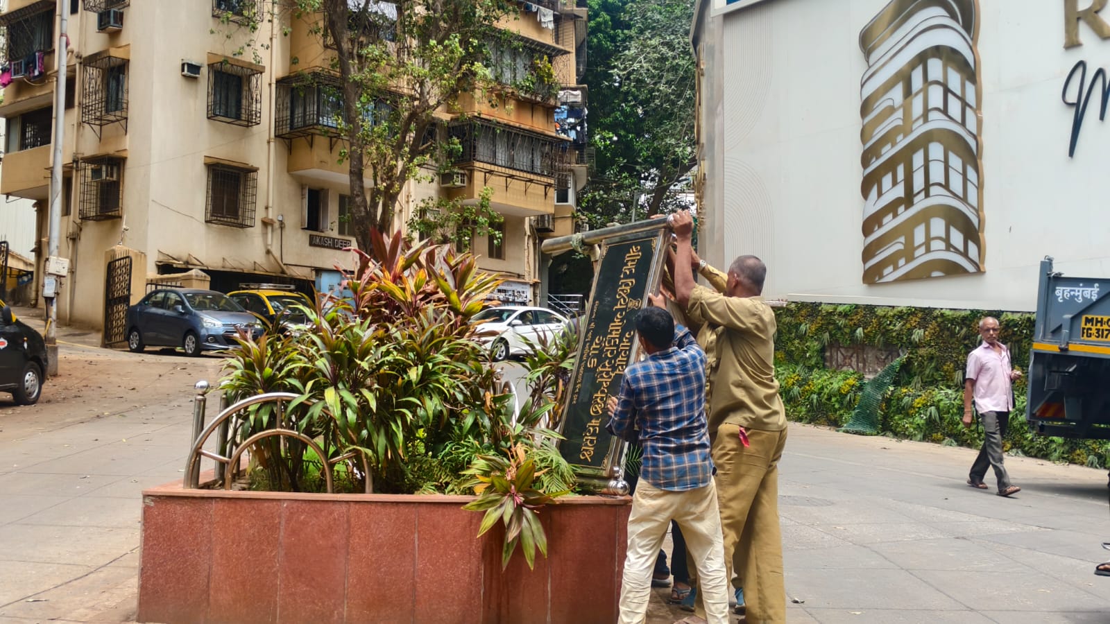 Big Action On Gujarati Signboards in Malabar Hill after MNS Complaint
