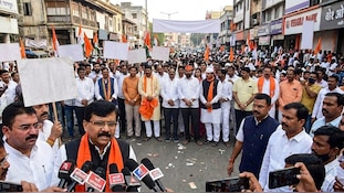पंढरपुरात VIP दर्शनावरुन गोंधळ; राऊतांनी लगावला टोला