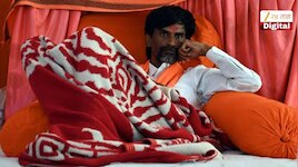 अधिकाऱ्यांसोबत चर्चा करताना डोळ्यात अश्रु; मनोज जरांगे उपोषणावर ठाम 