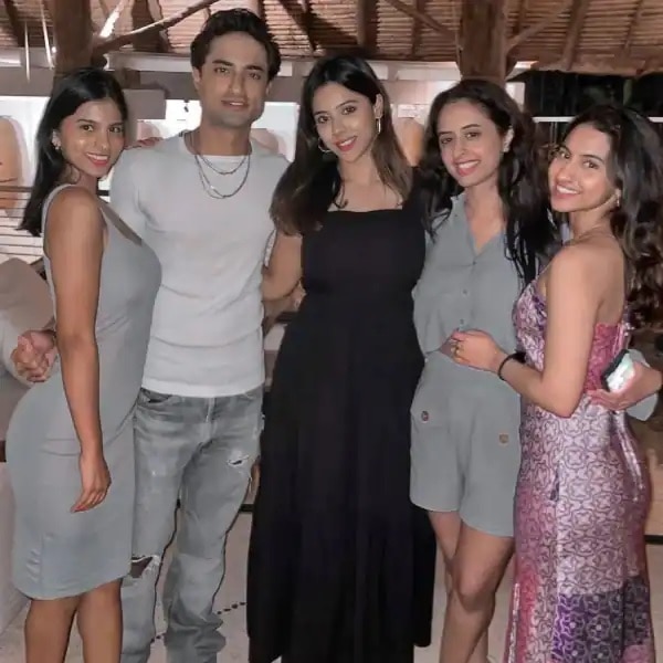 Suhana khan celebrate New Year with mother gauri and family friends photo viral