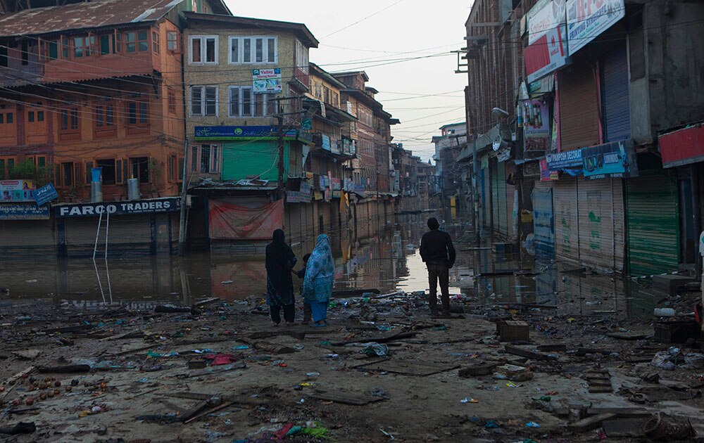 पुरामुळे विसखळीत  झालेल्या जम्मू-काश्मीरचे एक दृश्य

 
