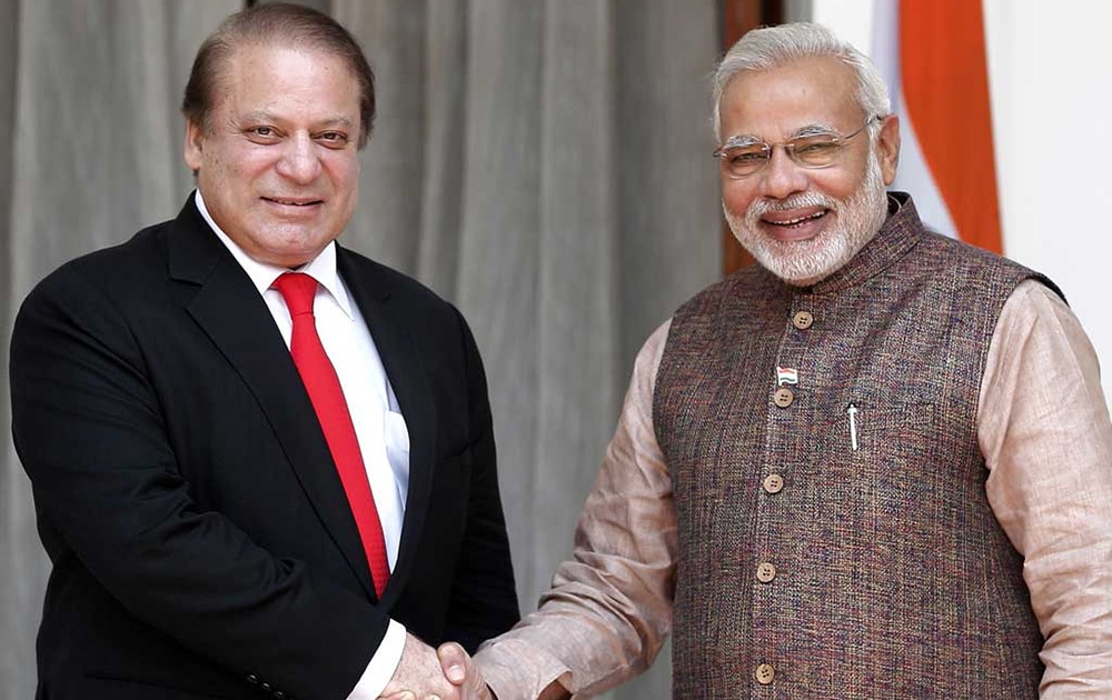 शपथग्रहणात उपस्थीत पाकिस्तानचे प्रधानमंत्री नवाज शरीफ यांची भेट घेतांना पंतप्रधान नरेंद्र मोदी
