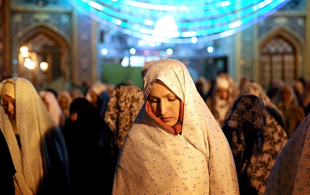 उत्तर तेहरान येथे इराणी स्त्री सायंकाळी प्रार्थना करताना
