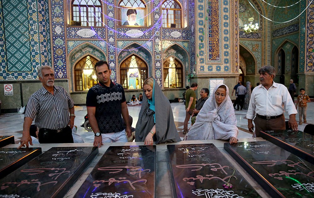 उत्तर तेहरान येथे इराणी लोक त्यांच्या देवाच्या पवित्र स्थानी 