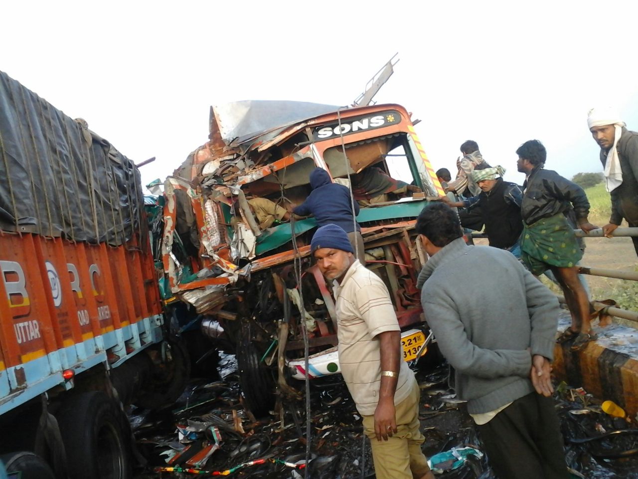 येडशी जवळ मासे घेऊन जाणा-या  ट्रकला अपघात.
