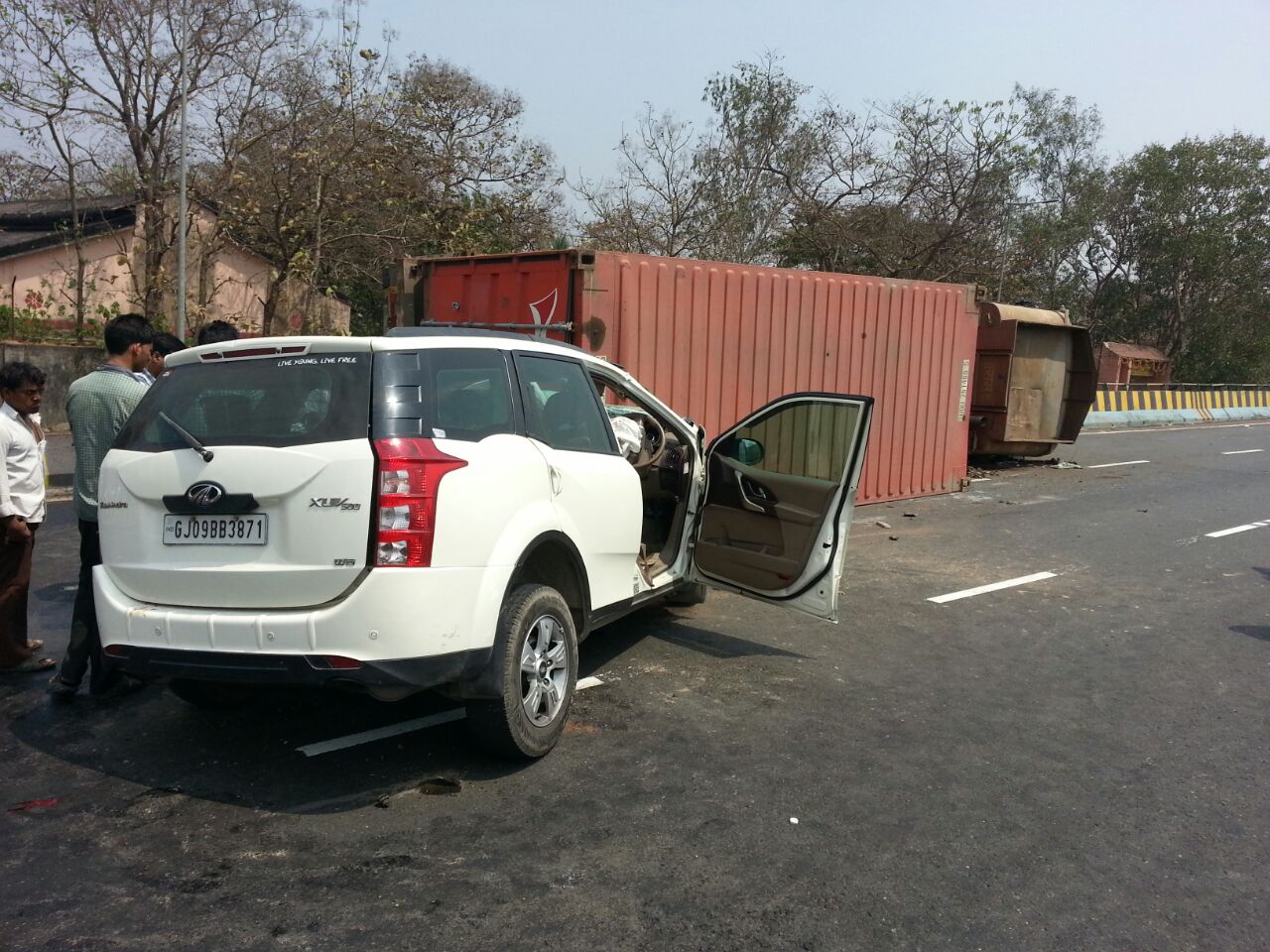 शनिवारी मुंबई-अहमदाबाद हायवेवर सकवारजवळ भीषण अपघात झाला... कंटेनरला कारनं दिली धडक... तीन जण ठार
