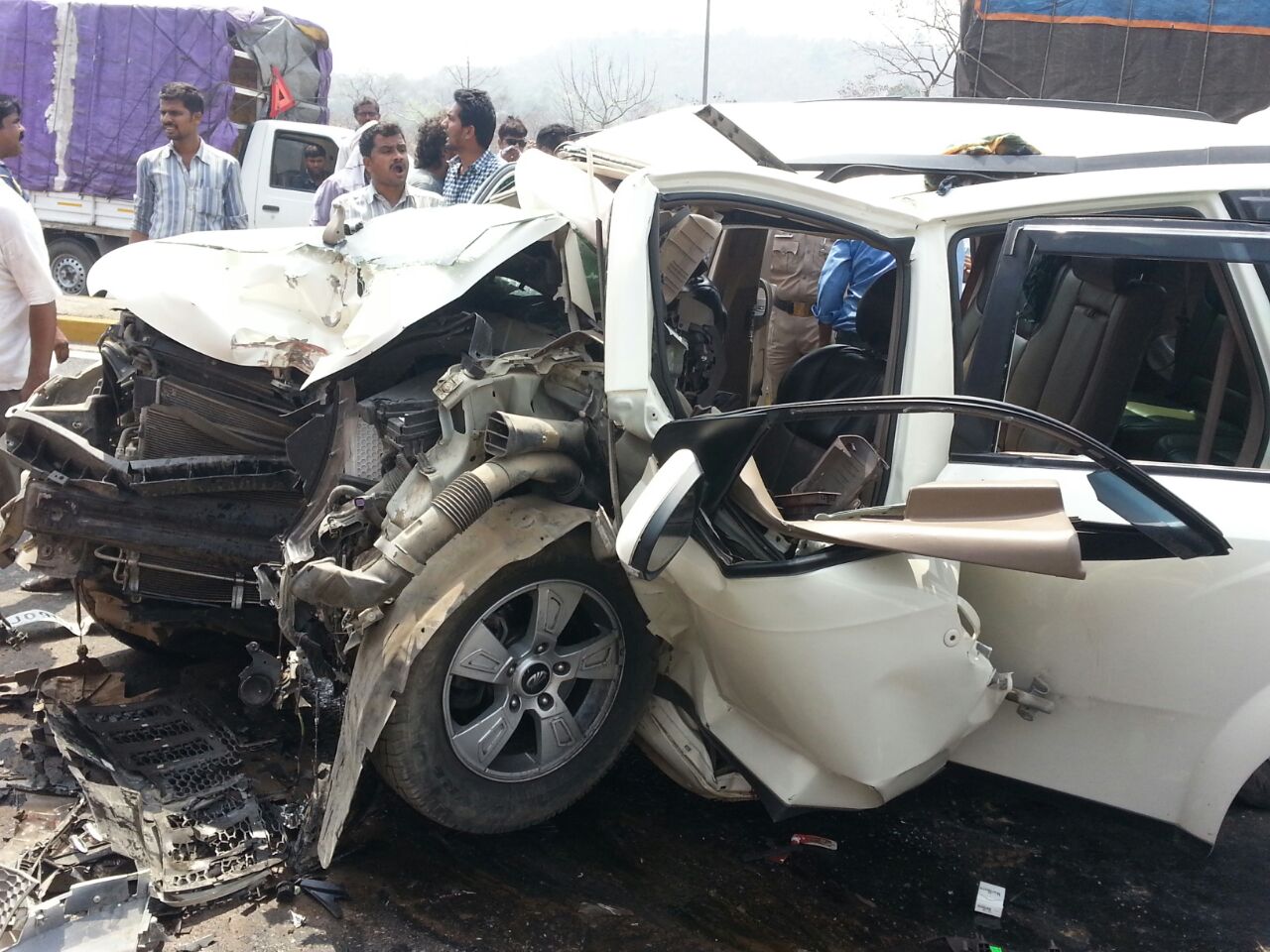 शनिवारी मुंबई-अहमदाबाद हायवेवर सकवारजवळ भीषण अपघात झाला...  कंटेनरला कारनं दिली धडक... तीन जण ठार 
