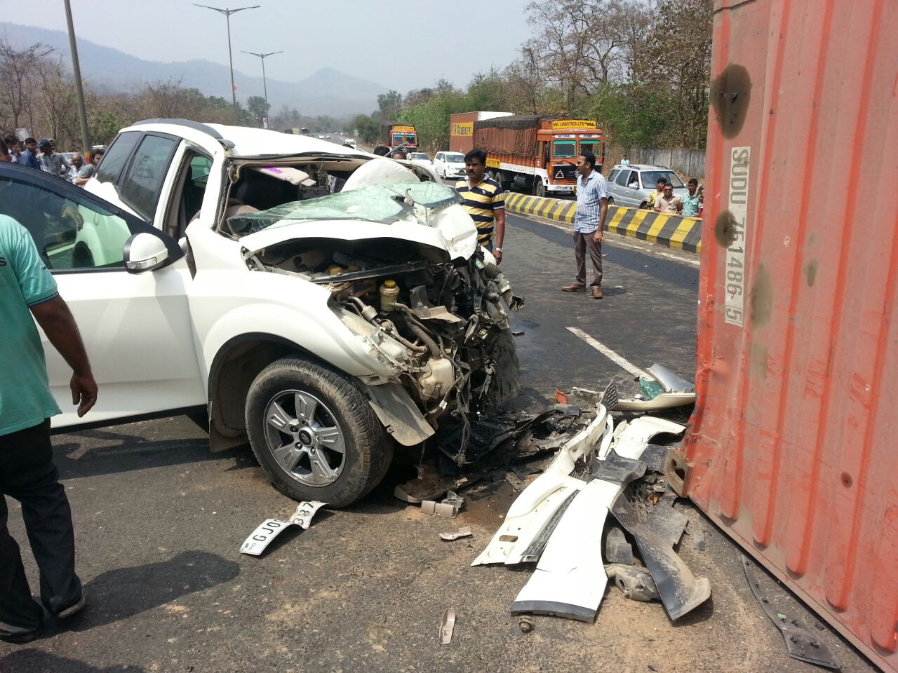 शनिवारी मुंबई-अहमदाबाद हायवेवर सकवारजवळ भीषण अपघात झाला... कंटेनरला कारनं दिली धडक... तीन जण ठार

