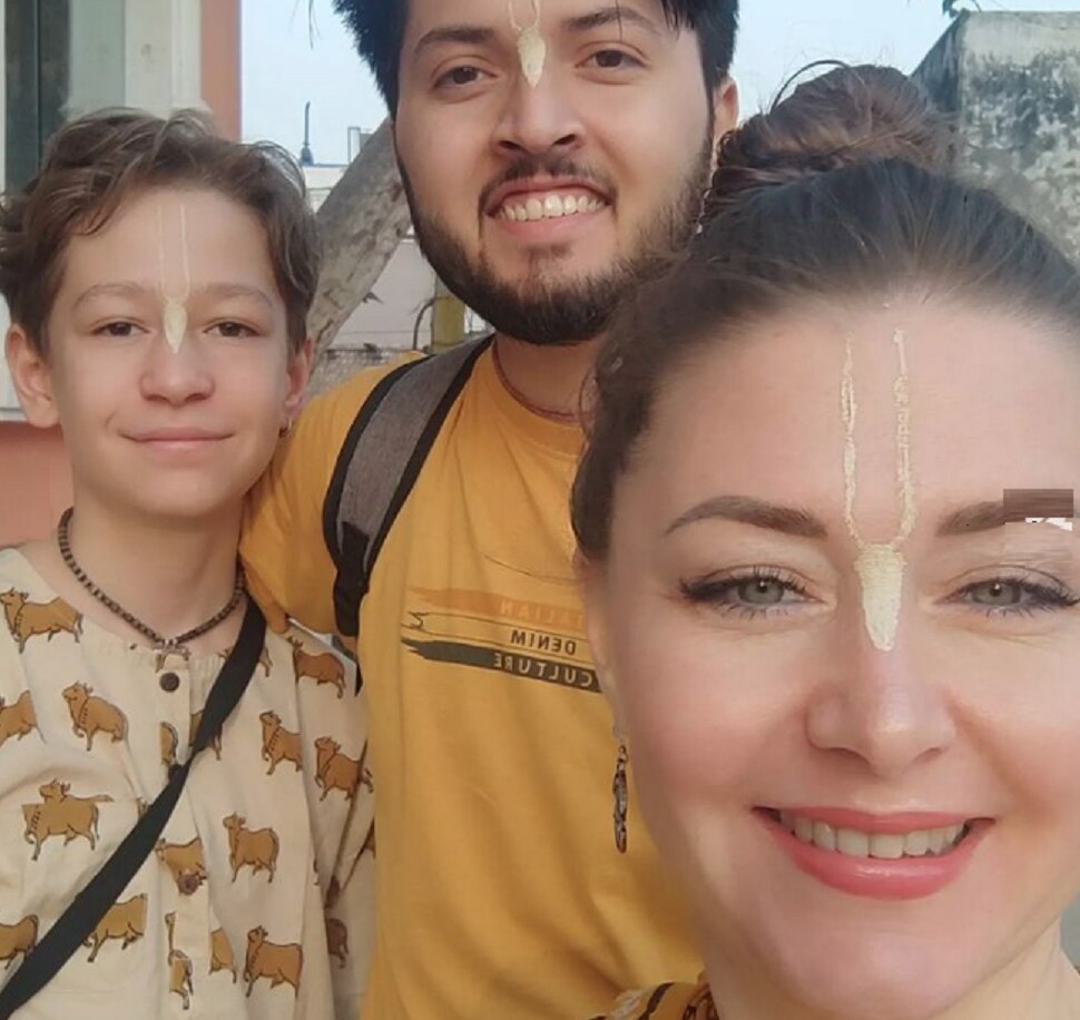 A Russian girl opposed to Krishna devotion and pressured for conversion leaves her Muslim husband and marries a Hindu boy