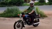 MS Dhoni : चेन्नईच्या पराभवानंतर धोनी करतोय काय? रांचीच्या रस्त्यावर थालाची &#039;बाईक राईड&#039;, Video व्हायरल