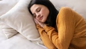 Oversleeping: विकेंडला जास्त झोप घेताय? ओव्हरस्लिपिंगमुळे वाढतोय &#039;या&#039; समस्यांचा धोका