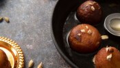 Gulab Jamun: दिवाळीत बनवा मऊ आणि चविष्ट गुलाब जामुन, जाणून घ्या सोपी Recipe 