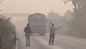 पोलिसांच्या साथीने राष्ट्रीय महामार्गावर धक्कादायक प्रकार; VIDEO पाहून तुम्हालाही येईल संताप