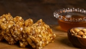 Peanut Chikki Recipe: हिवाळ्यात आवर्जून खा शेंगदाणा-गुळाची चिक्की, झटपट तयार होणारी रेसिपी जाणून घ्या 