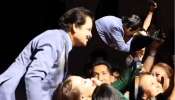 Udit Narayan Kisses Again: &#039;ती&#039; सेल्फी घेण्यासाठी आली अन्... उदित नारायण यांचा आणखी एक Video Viral