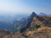पुण्यात खळबळ! 40 वर्षाचा तलाठी आणि अल्पवयीन तरुणीचा मृतदेह कोकण कड्याच्या दरीत आढळला