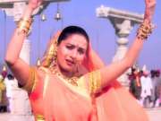 6 मिनिटं 47 सेकंदांचं ते अमर गाणं, माधुरीच्या अदांवर फिदा झाले होते चाहते, आजही लोक आवडीने ऐकतात