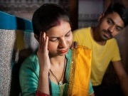 5 संकेतांवरुन ओळखा नात्यात आलाय तिसरा; लक्षं दिलं नाही तर नातं तुटू शकतं 