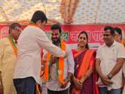 आधी पालघर साधू हत्याकांडात गंभीर आरोप, आता त्याच्याच हाती भाजपने दिलं कमळ!