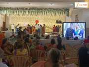 लग्नाच्या रिसेप्शनला आई-वडील खुर्चीवर बसले; नवरा-बायको फक्त हात जोडून माफी मागत राहिले, VIDEO व्हायरल